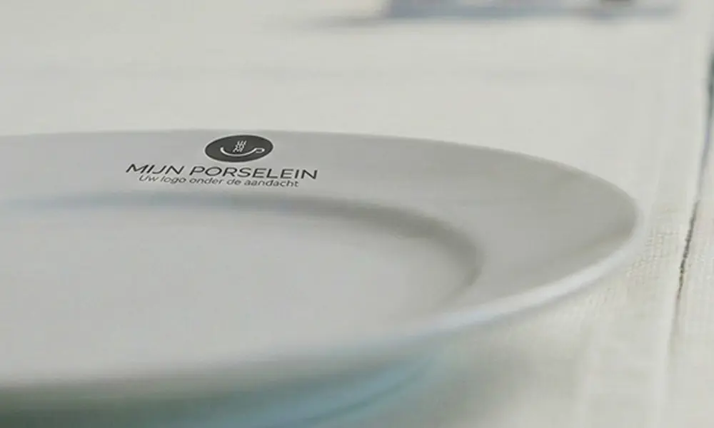 Bord met logo