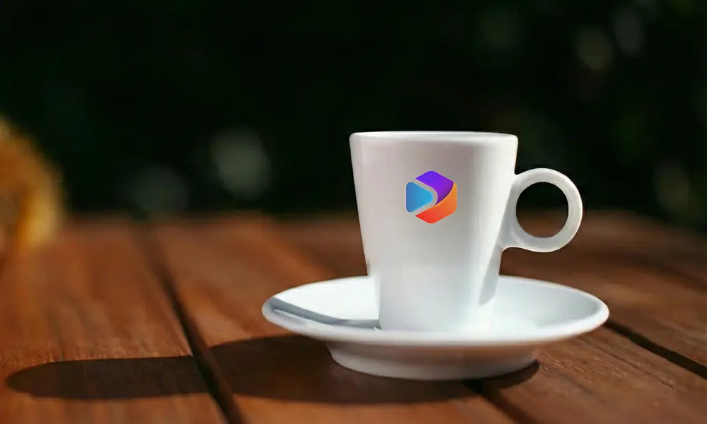 Witte kop en schotel met logo